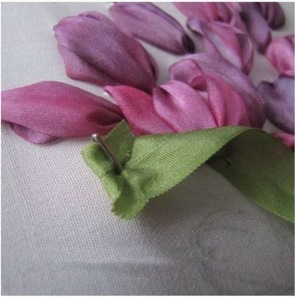 Урок вышивки лентами: тюльпаны