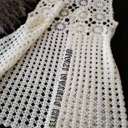 ​Чудесная жилетка из соединения мотивов и цельновязанного полотна