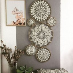 Декорируем панно с кружевными салфетками в пяльцах