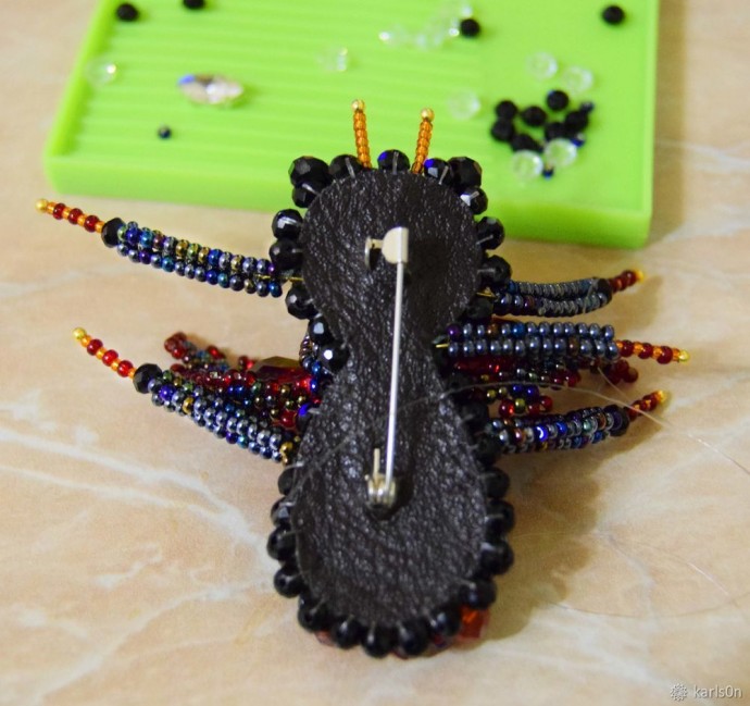 Изготавливаем брошь "Узорчатый жучок"