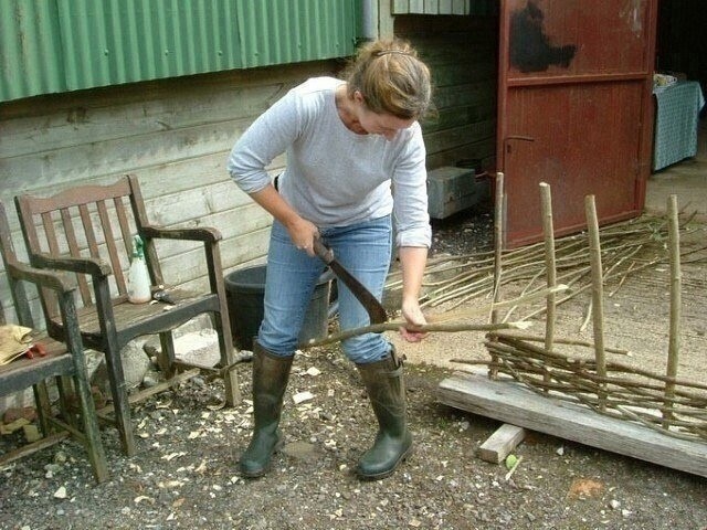 Плетеный забор из лозы своими руками