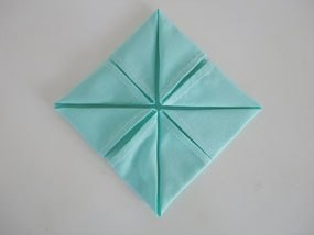 Складываем салфетку-снежинку Складываем салфетку-снежинку