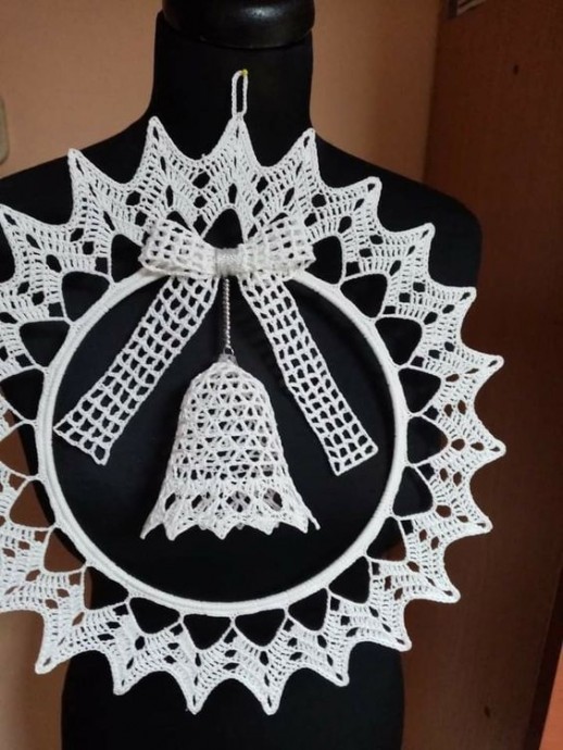 Новогодний вязаный декор с колокольчиками