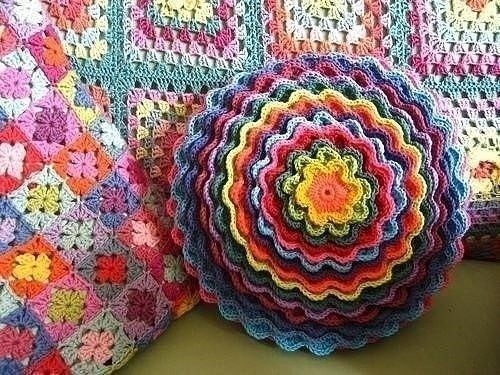 ​Подушка в виде разноцветного цветка