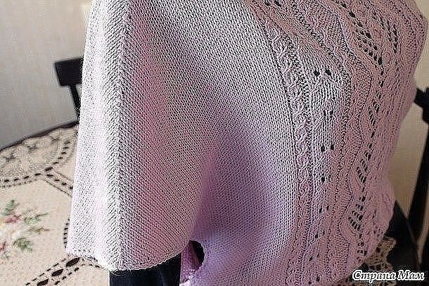 Нежная кофточка с центральным ажурным узором