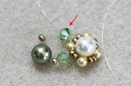 Очаровательный браслет из бисера