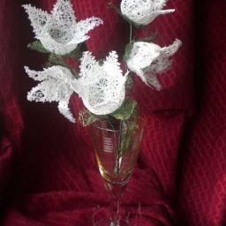 Прекрасные цветы из ниток своими руками