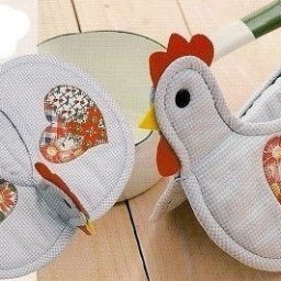 Прихватки в виде птички и курочки по одному шаблону