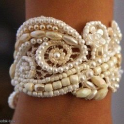 Браслет из кружева и бусин