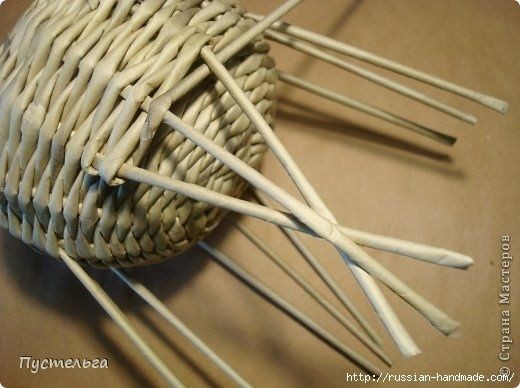 ​Енот из газетных трубочек