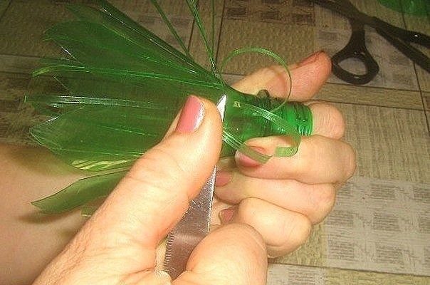 Цветок из пластиковой бутылки для дачного декора: мастер-класс
