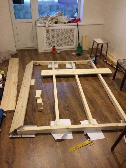 Двуспальная кровать с изголовьем в каретной стяжке