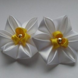 Нарциссы из атласных лент