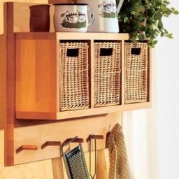 Полочка с плетенными ящиками на кухню своими руками