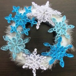 Новогодний венок со снежинками в технике квиллинг