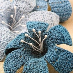 ​Объемные вязаные цветы как украшение