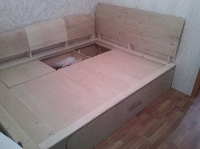 Самодельная угловая кровать с полками