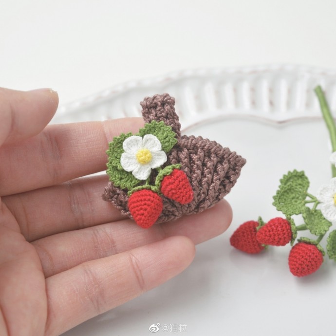 Земляника, связанная крючком