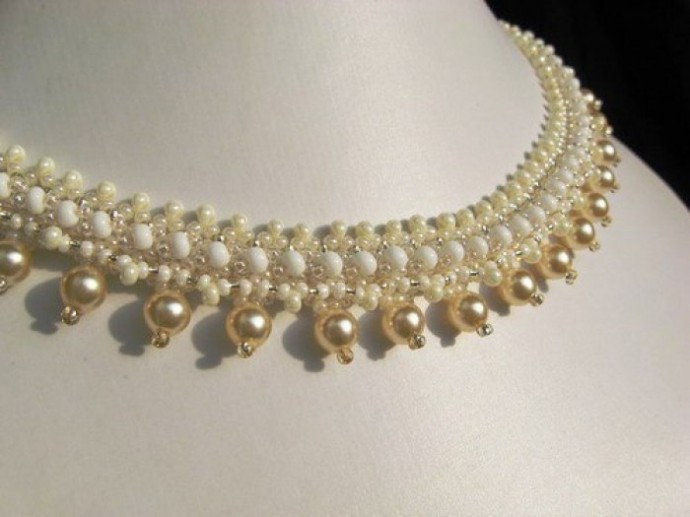 ​Красивое колье из бисера