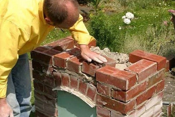 Простой стационарный мангал из кирпича своими руками