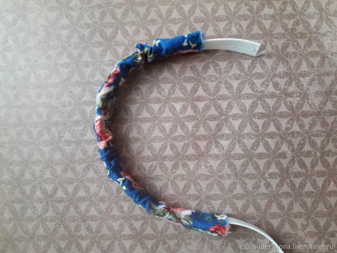 Широкий браслет из ткани и бусин