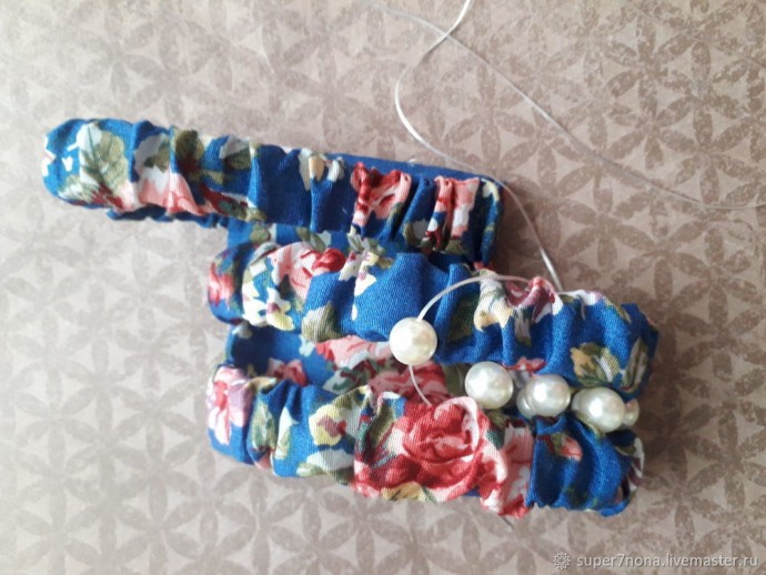 Широкий браслет из ткани и бусин