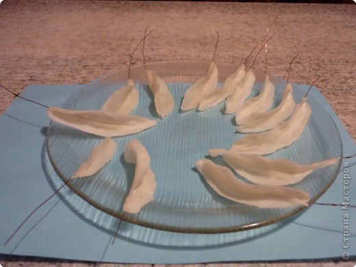 Лепим лилию: как живая