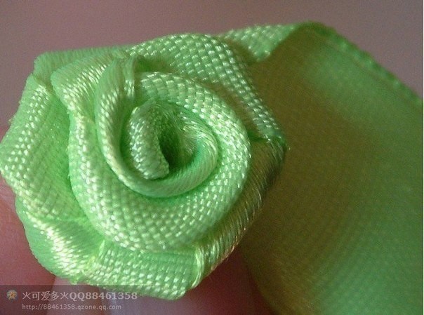 Розочки из репсовых или из атласных лент