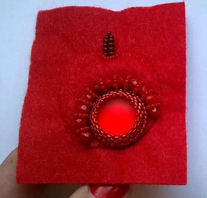 ​Брошь в виде яблока