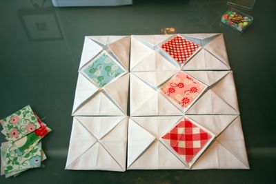 Изумительной красоты подушка с объемными элементами