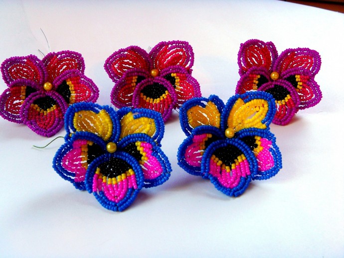 ​Яркие пестрые орхидеи из бисера