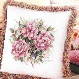 Подушка с цветочной вышивкой