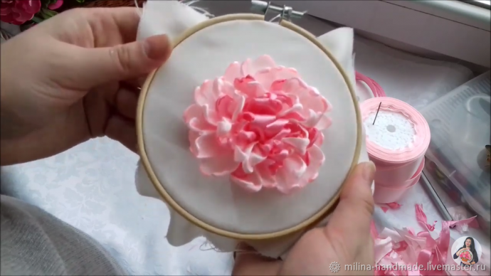 Вышивка пиона атласными лентами