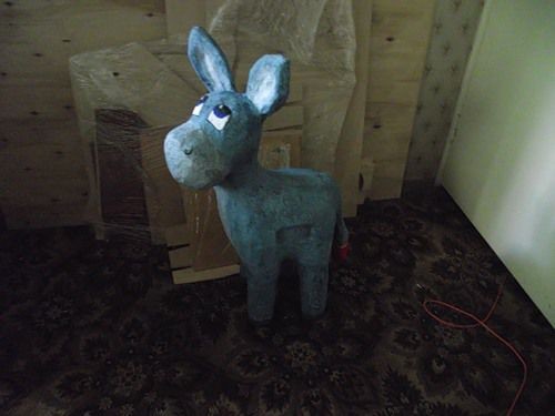 Ослик для украшения дачного газона