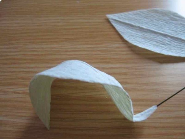 Лилия из гофрированной бумаги и конфет