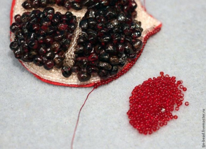 Аппетитная и сочная брошь "Гранат"