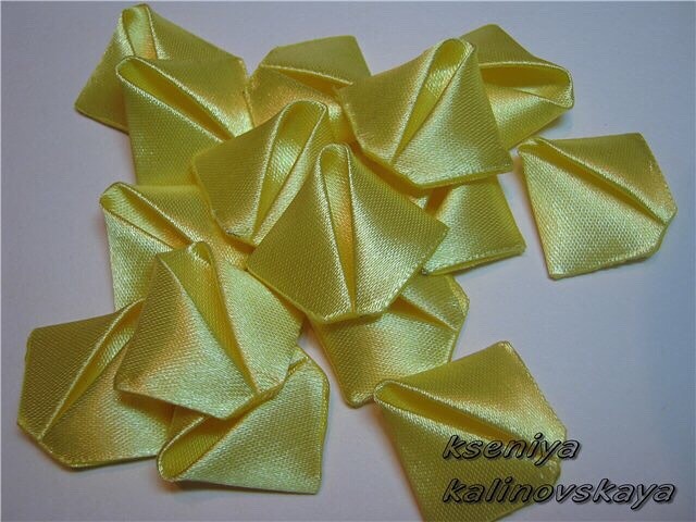 Красивый цветок из лент Красивый цветок из лент