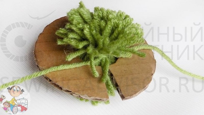 Новогодняя гирлянда с помпонами