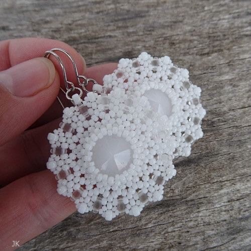 Нежные кулоны из бисера для поклонников бисероплетения