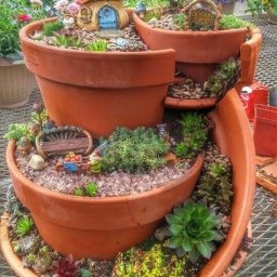 ​Композиция из разбитого горшка