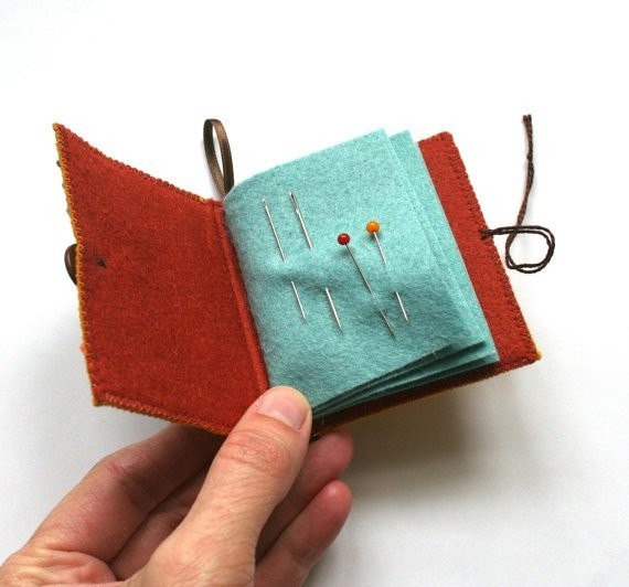 Чудесная идея для игольницы