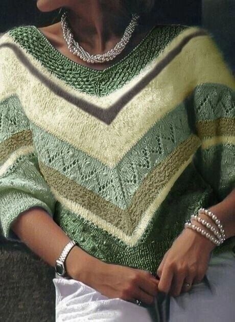 Пуловер с V-образными полосами