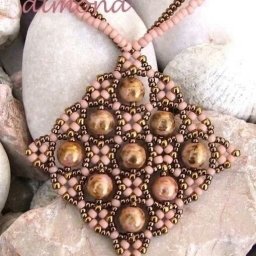 ​Кулон из бисера и бусин