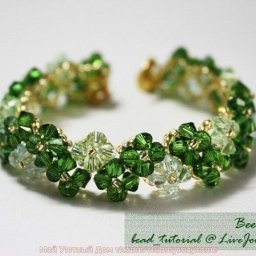 Зелёный браслет из бисера и бусин