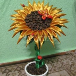 Подсолнух из кофейных зёрен и лент