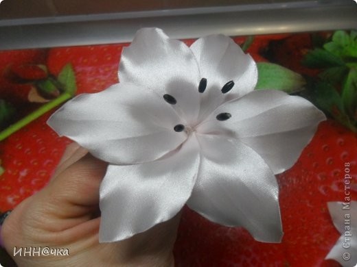 Лилия из атласных лент: мастер-класс