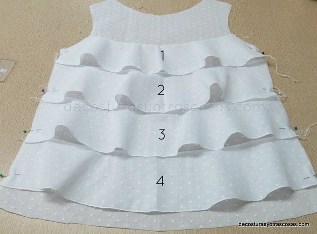 Простая и нарядная женская маечка Простая и нарядная женская маечка