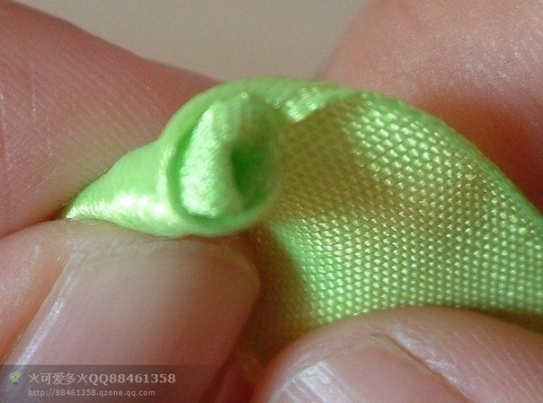 Розочки из репсовых или из атласных лент