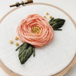 Вышиваем красивые объемные цветы по кругу