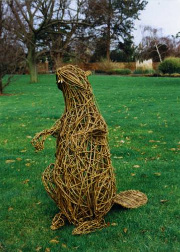 Чудесные садовые фигуры из веточек